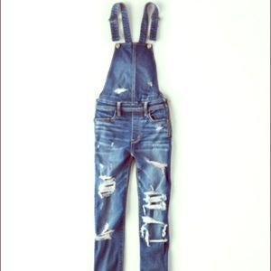 American Eagle distressed Jegging overalls!